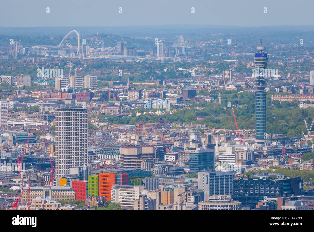 Blick nach Norden aus dem Scherbe mit Mittelpunkt und Telekommunikation Tower und Wembley Stadion Stockfoto