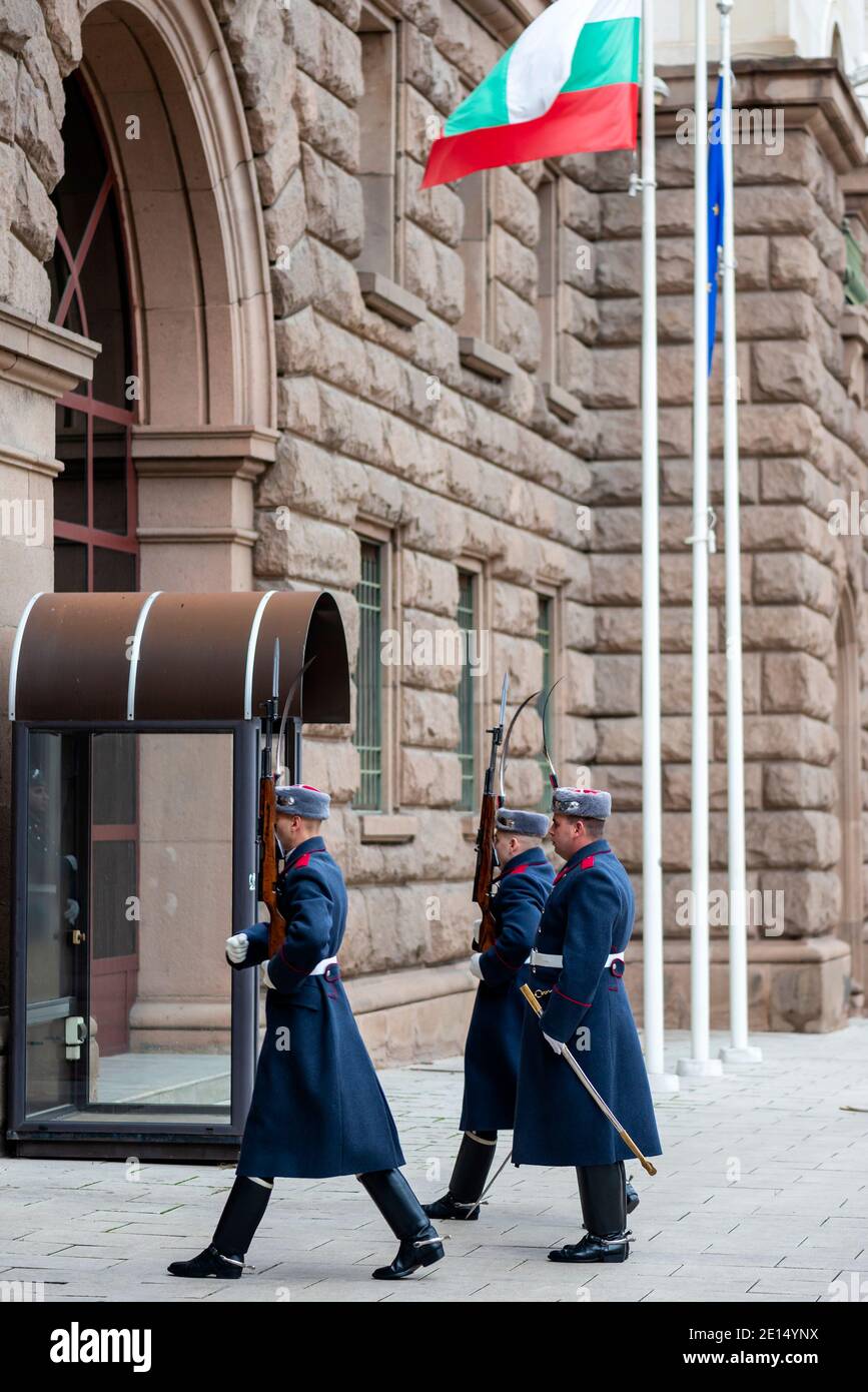 Bulgarische Soldaten. Sofia Bulgarien Osteuropa EU Wachen ändern Zeremonie vor dem Präsidentengebäude ab Dezember 2020 Stockfoto