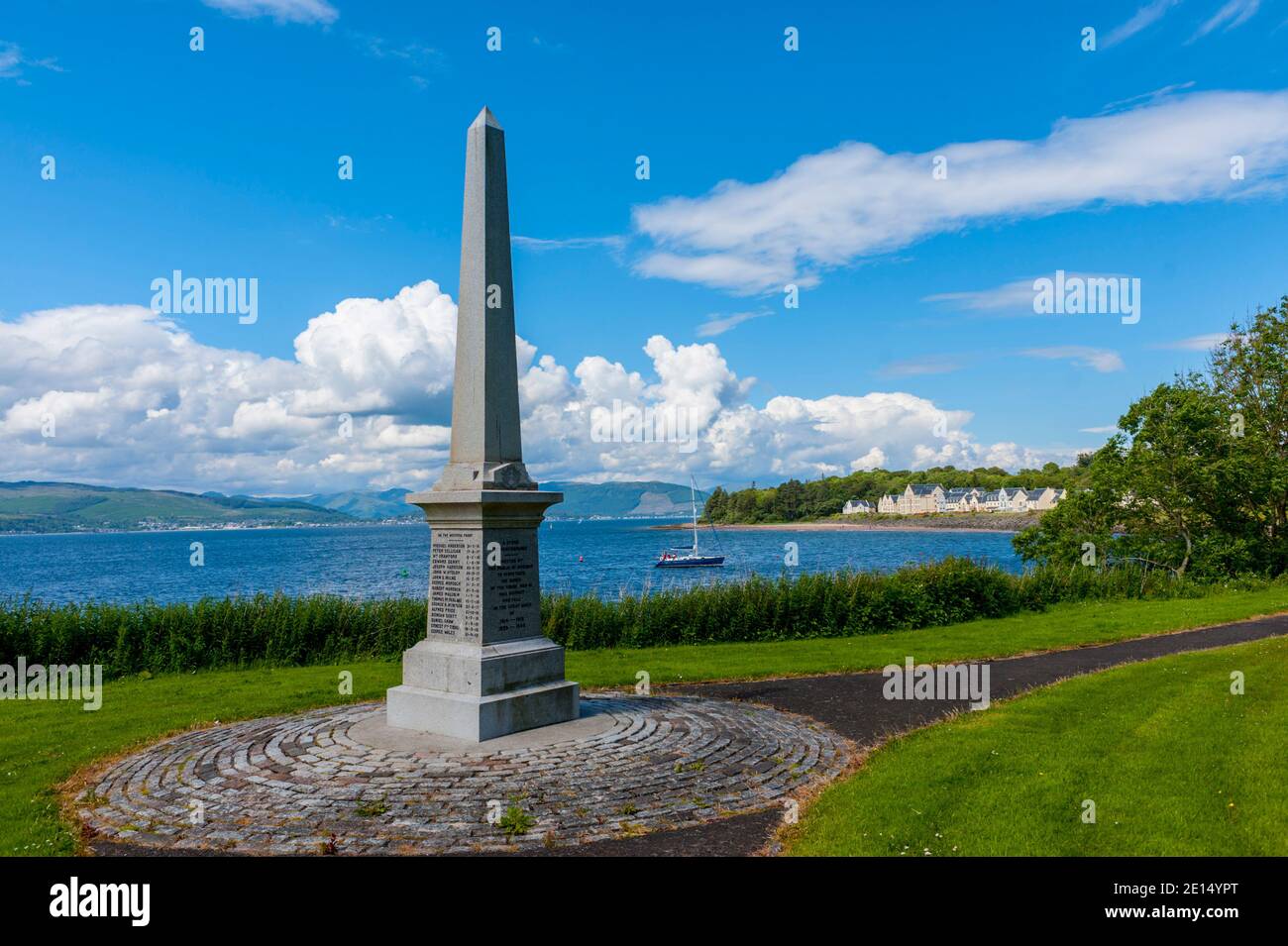 Das Kriegsdenkmal in Inverkip mit der Clyde-Mündung und argyle Hügel dahinter Stockfoto