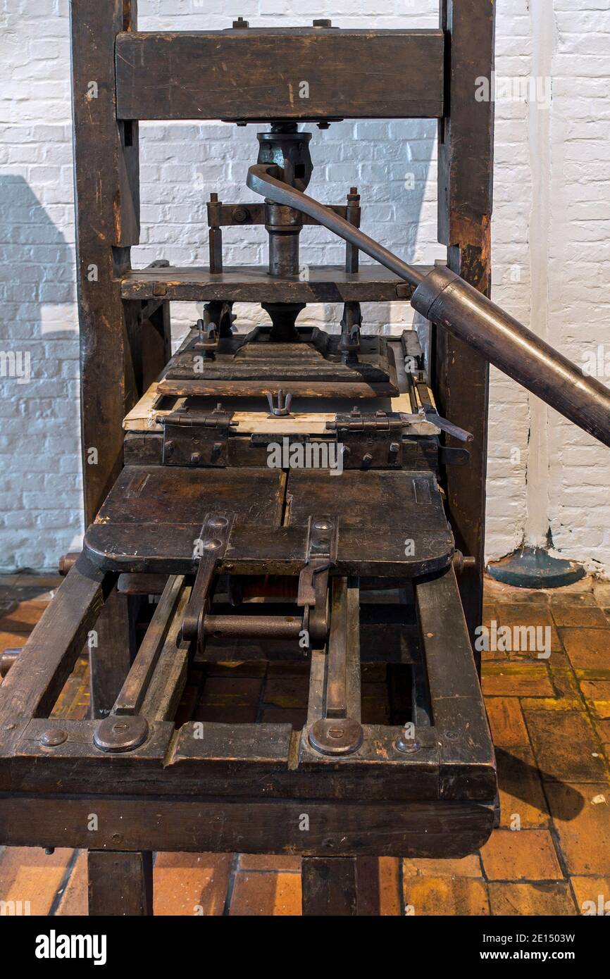 18. Jahrhundert Holzdruckpresse mit Metallschraube für Relief Drucken mit Blaeu-Mechanismus Stockfoto