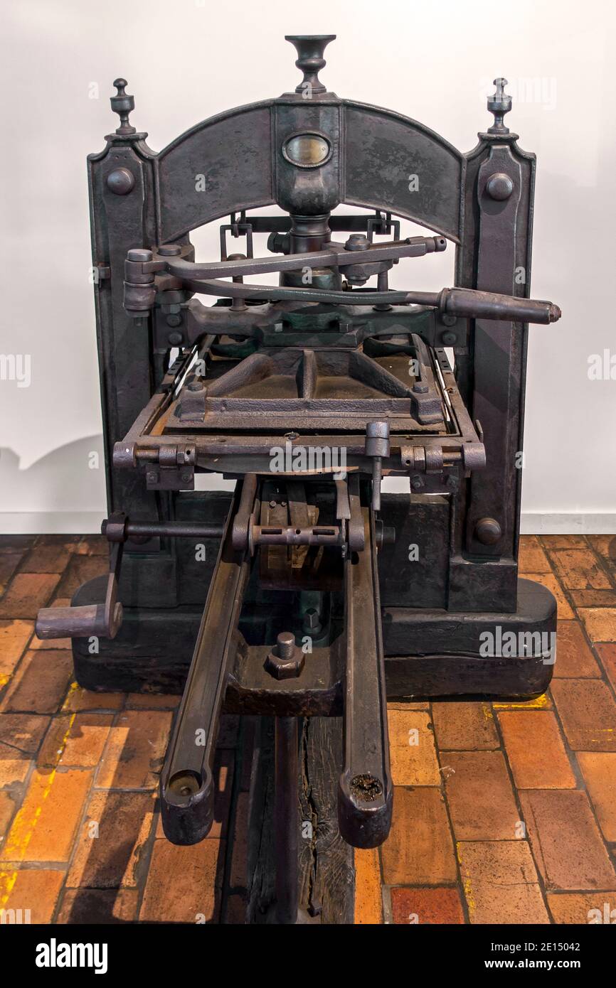 1820er Druckmaschine aus Gusseisen mit Holzsockel hergestellt von Louis Gouy Stockfoto