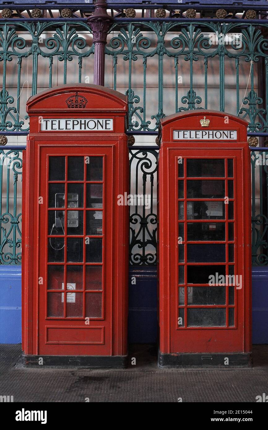 Zwei rote Telefonzellen im Smithfield Market London Stockfoto