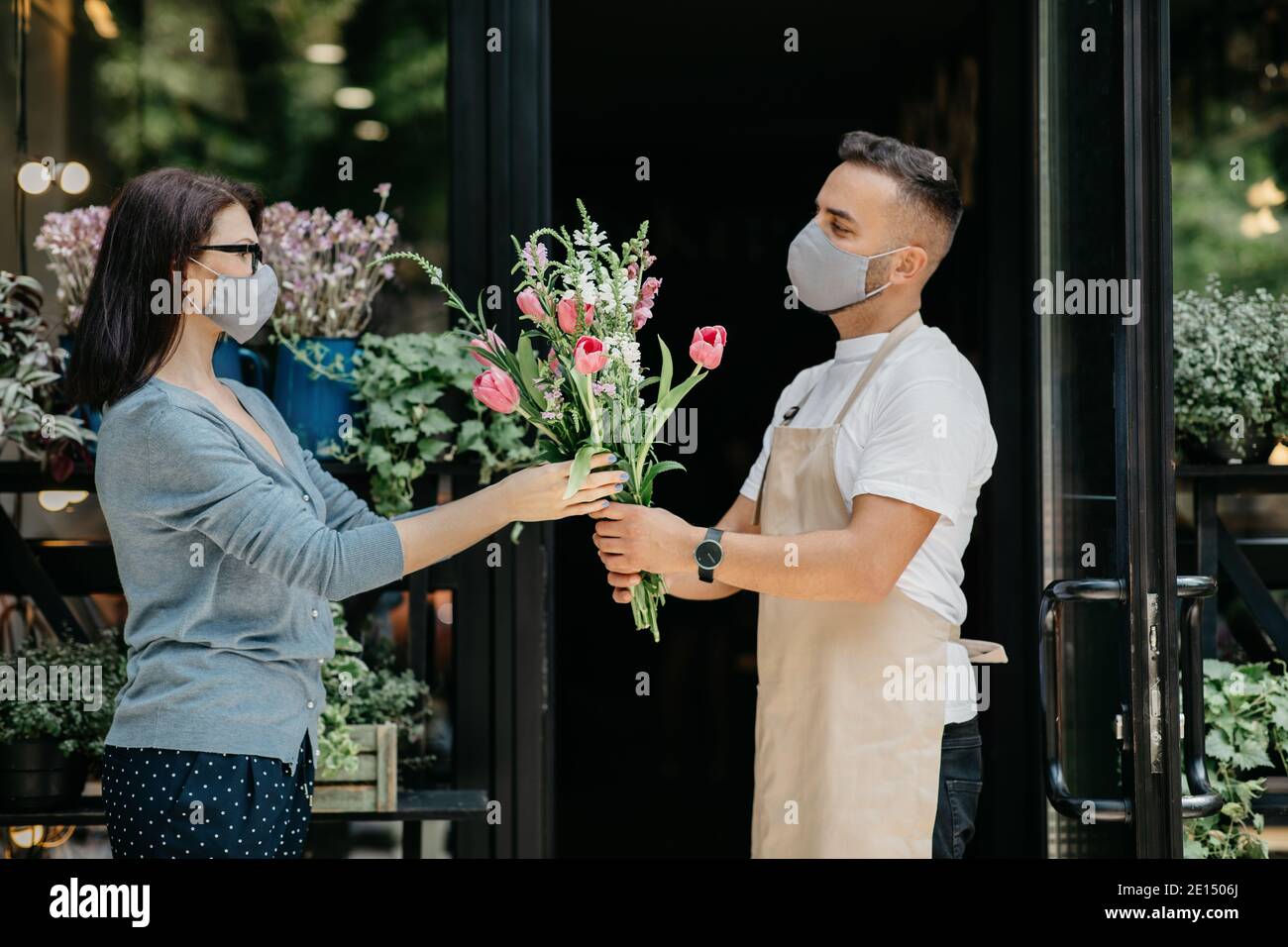 Kaufen Blumen während der sozialen Distanzierung und toller Service Stockfoto