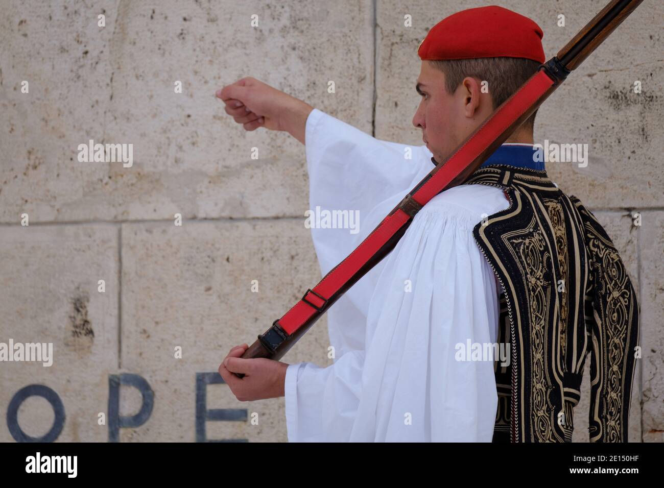Athen - Dezember 2019: Traditioneller griechischer Soldat auf dem Syntagma-Platz Stockfoto