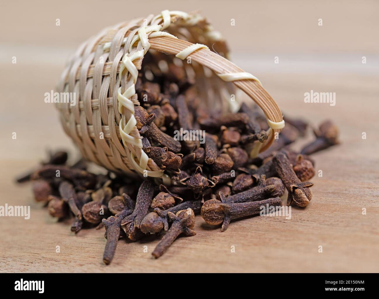 Nelken in einem Griffkorb in einer Nahaufnahme Stockfoto