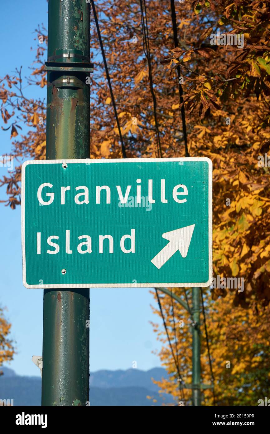 Straßenschild mit Pfeil in Richtung Granville Island in Vancouver, British Columbia, Kanada Stockfoto Straßenschild mit Pfeil in Richtung Granville Island in Vancouver, British Columbia, Kanada Stockfoto