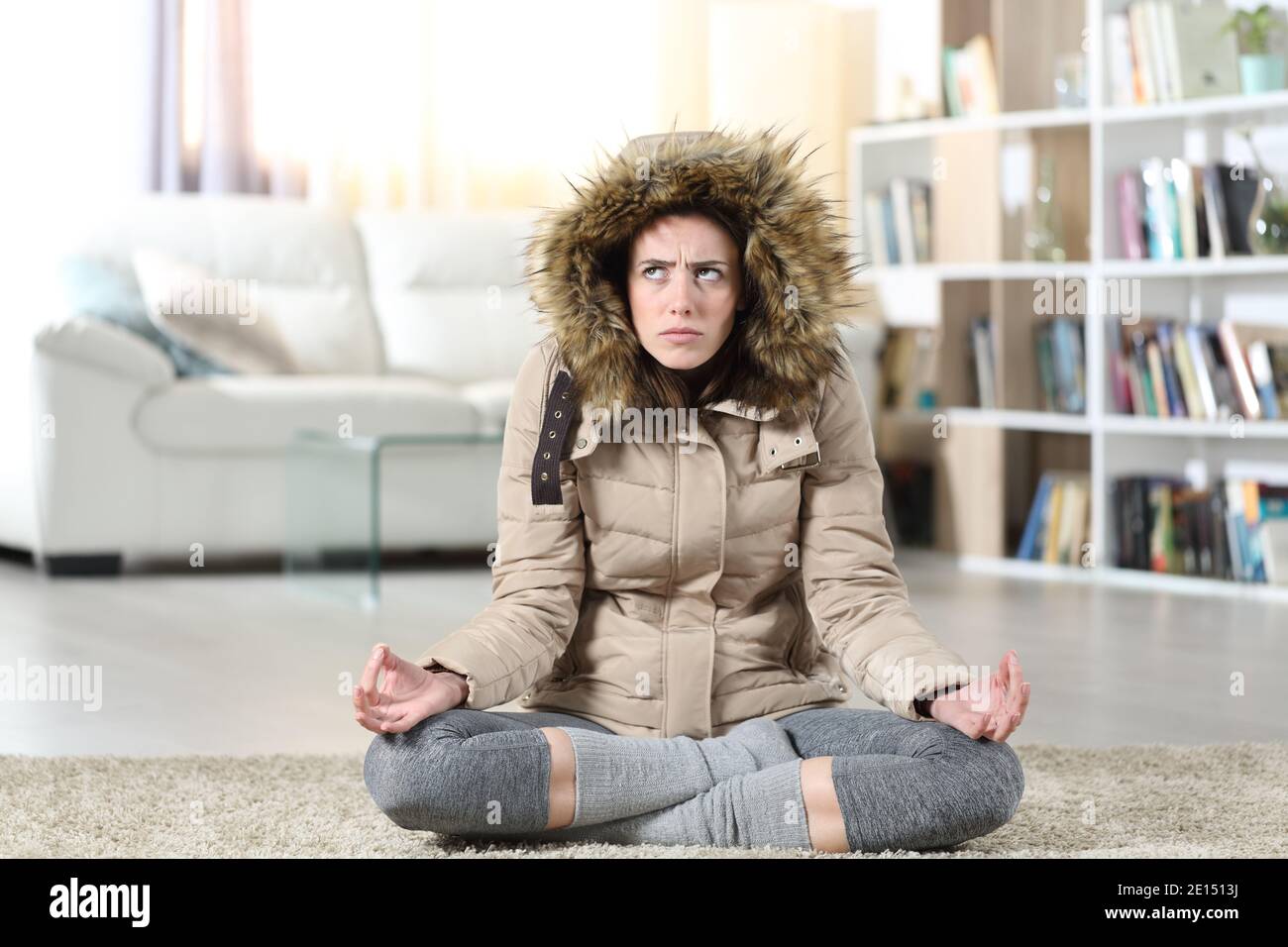 Vorderansicht Porträt einer wütenden Frau mit beschädigter Heizung Zu Hause versuchen, sich zu entspannen tun Yoga-Übung Stockfoto