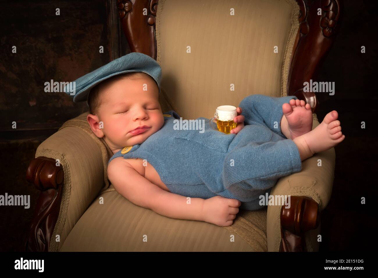 Neugeborenes Baby von 7 Tagen alt schlafen auf einem antiken Französischer Sessel Stockfoto