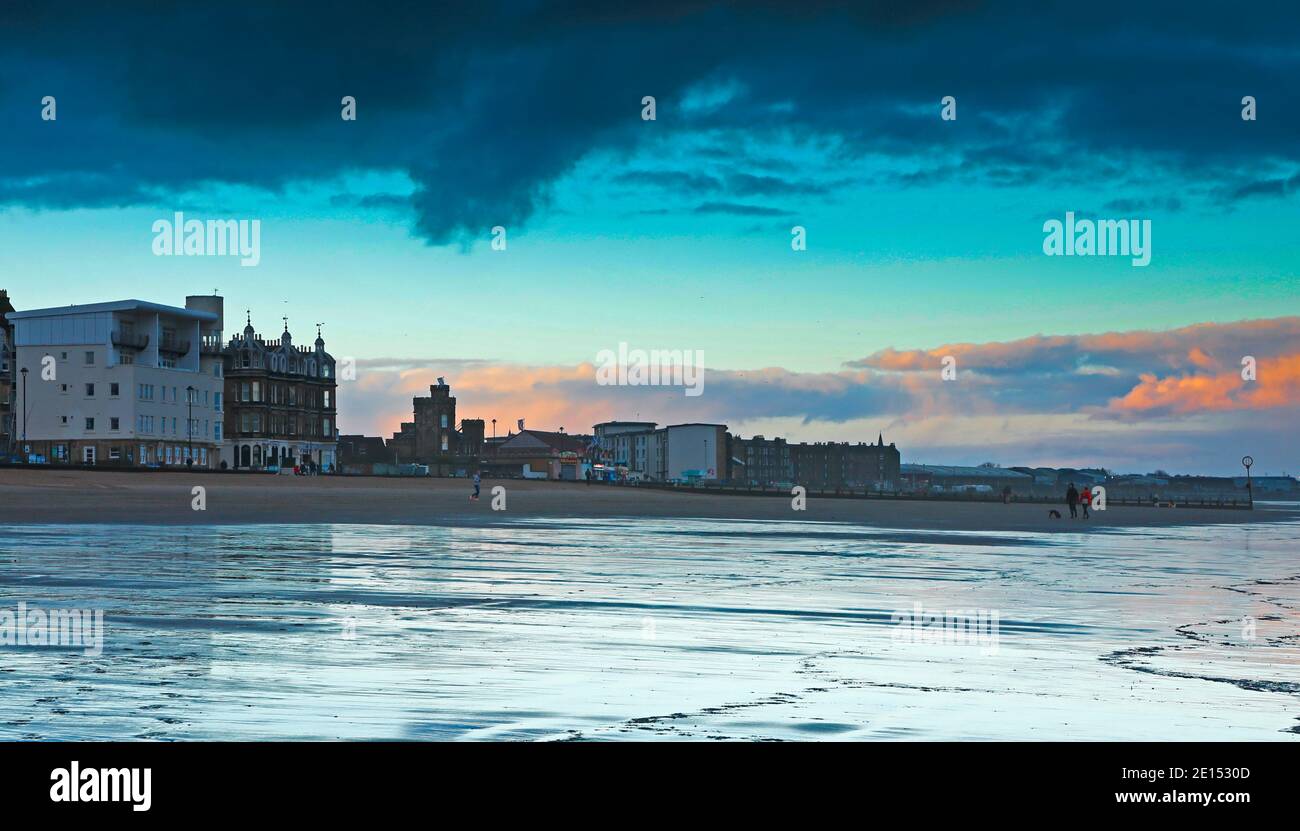 Portobello Beach, Edinburgh, Schottland, Großbritannien. Januar 2021. Schottische Regierung kündigte eine vollständige Lockdown stattfinden heute Abend mit einem rechtlichen Aufenthalt-zu-Hause-Befehl. Als sich heute Morgen eine dunkle Wolke über Porty bildete, wusste kaum jemand von uns am Meer, dass Schottland um Mitternacht in eine vollständige Absperrung gestoßen werden würde. Doch AstroZeneca-Impfstoff wurde von heute an eingeführt, gibt es Hoffnung. Quelle: Arch White/Alamy Live News. Stockfoto
