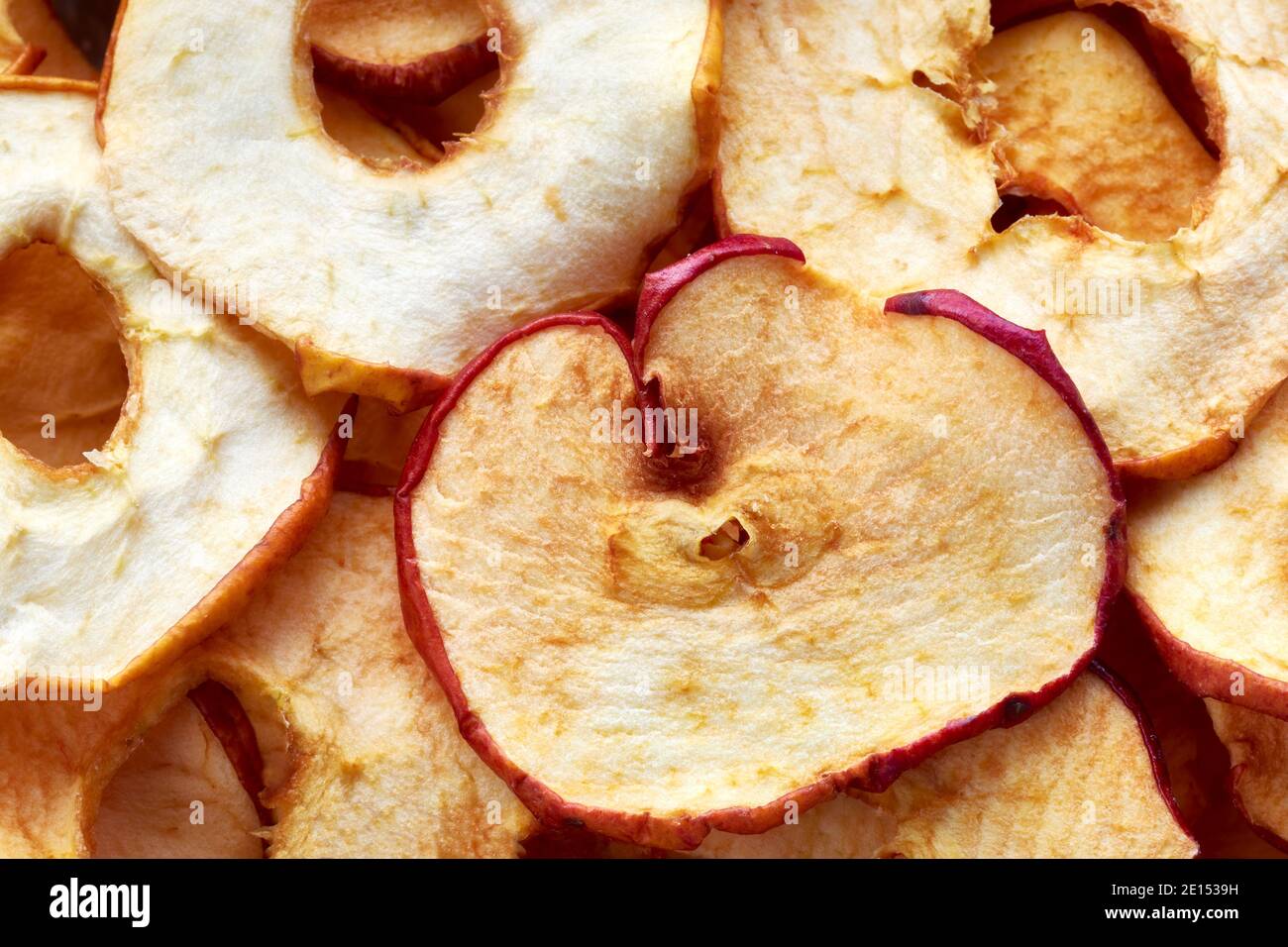 Foto von getrockneten Apfelscheiben, natürlicher Hintergrund. Stockfoto