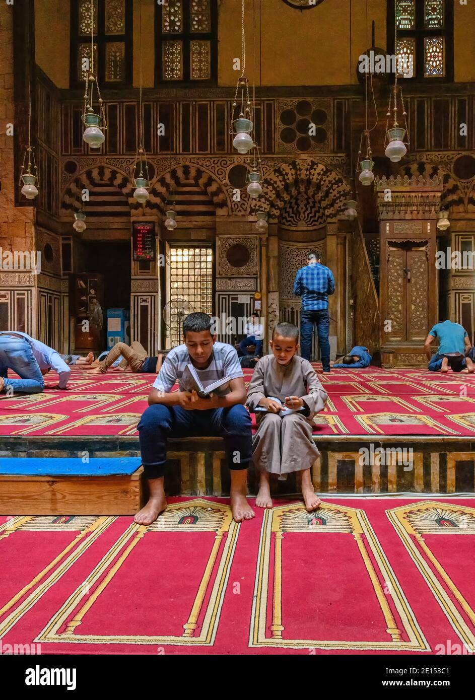 Studenten, die in der Qibla iwan der Madrasa Moschee studieren Komplex von Sultan Al-Ghuri in Kairo Stockfoto