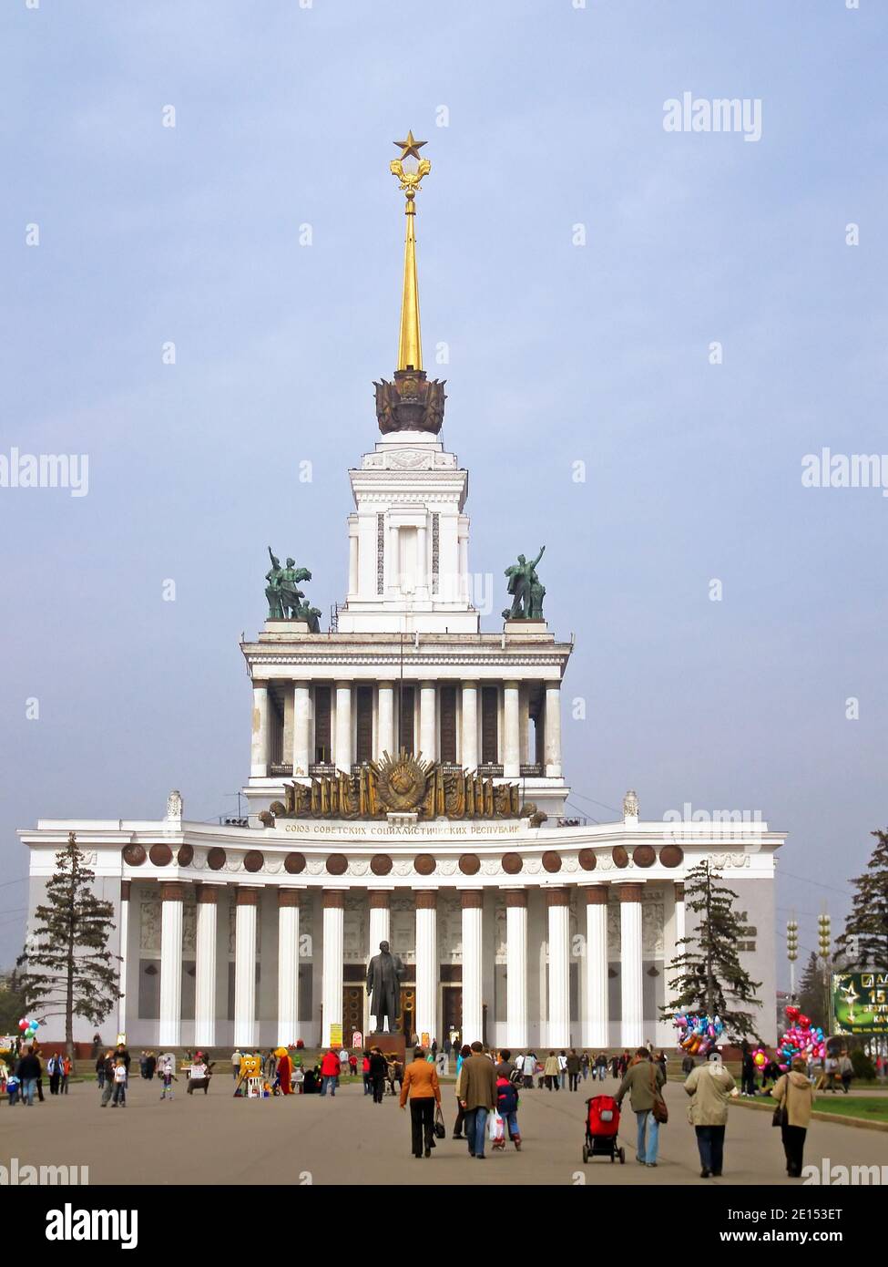 MOSKAU, RUSSLAND - 13. APRIL 2008: Der zentrale Pavillon des VDNKh in Moskau, Russland. VDNKh ist ein permanenter Allzweck-Messe- und Vergnügungspark Stockfoto