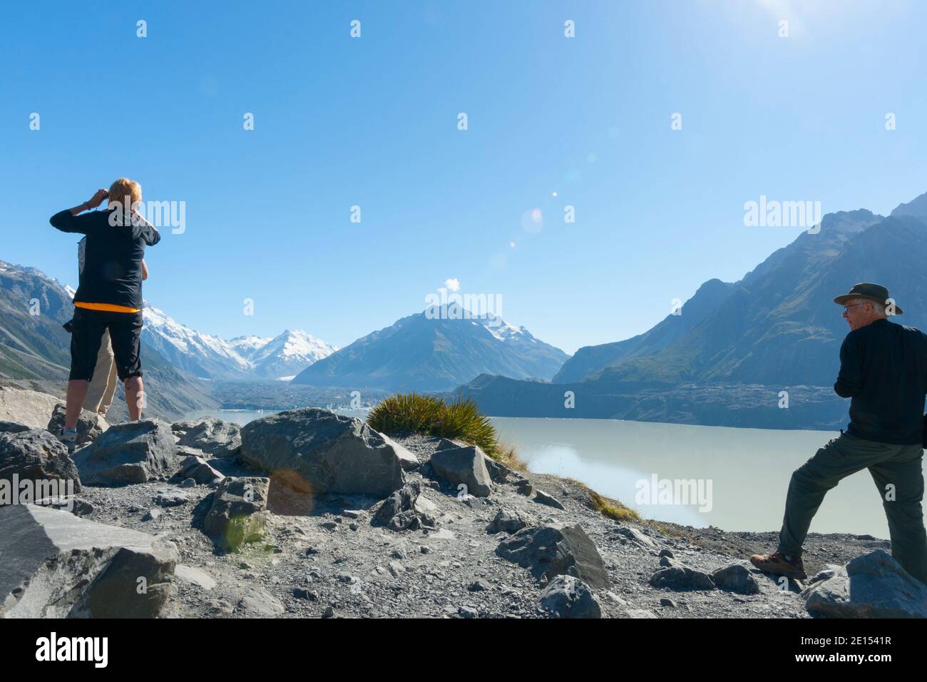 Mount Cook, Neuseeland - Februar17.2015; kleine Gruppe von Touristen erreichen kurz nach Sonnenaufgang den Gletschersee in den Südalpen. Stockfoto