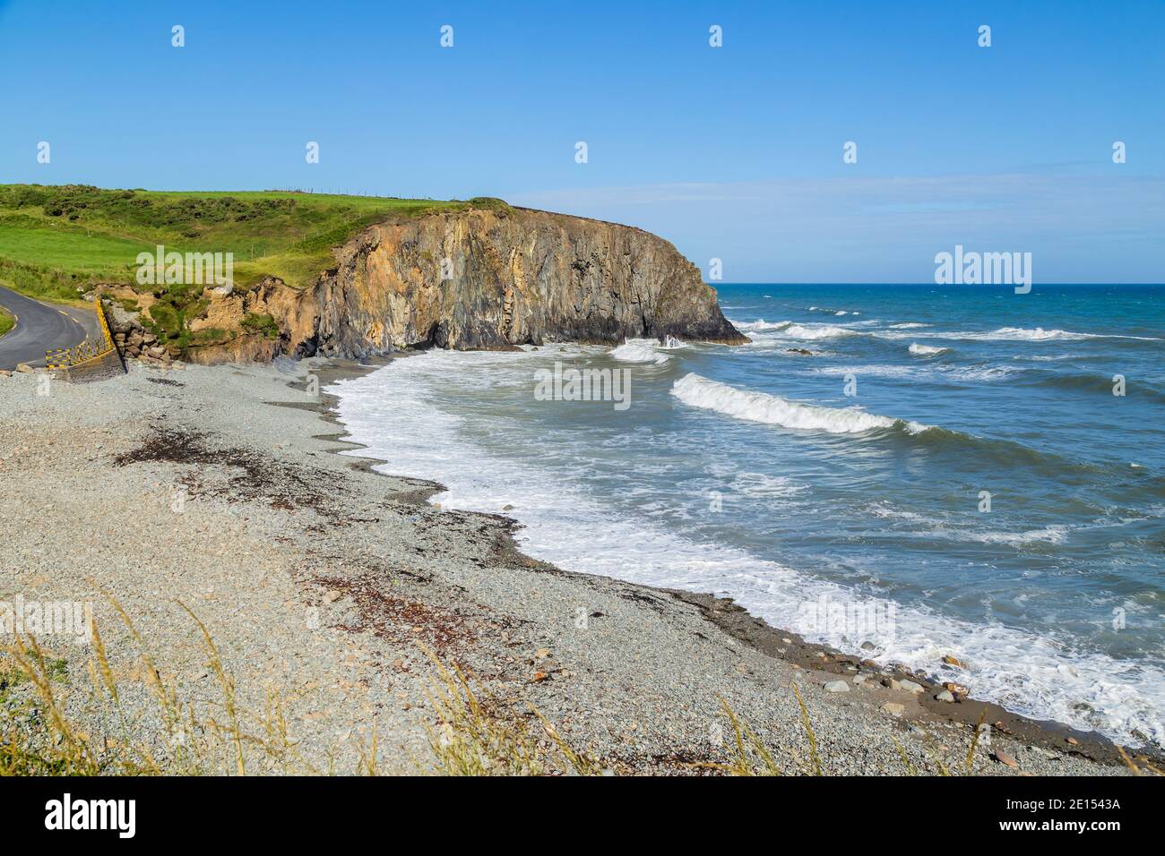 Sonniger Tag an einem Rocky Rugged Beach mit Blick auf das Meer an der Copper Coast, Irland Stockfoto