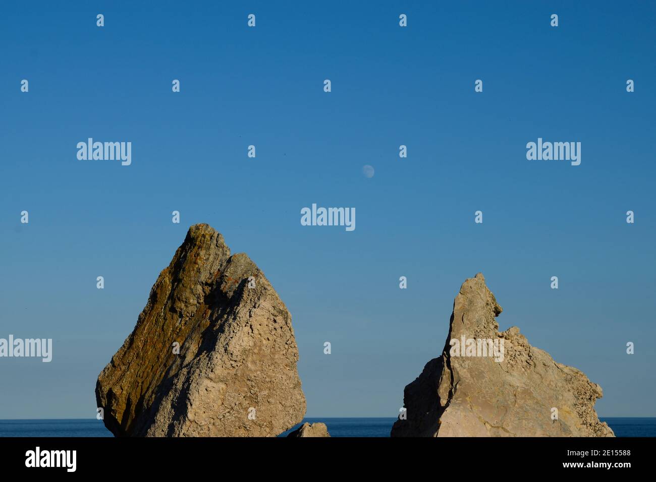 Blick auf Two Rocks Against the Sea auf der Isle of Portland, Dorset Stockfoto