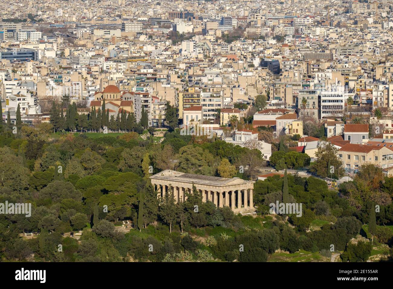 Athen - Dezember 2019: Blick auf den Hephaestus-Tempel mit Athen im Hintergrund Stockfoto
