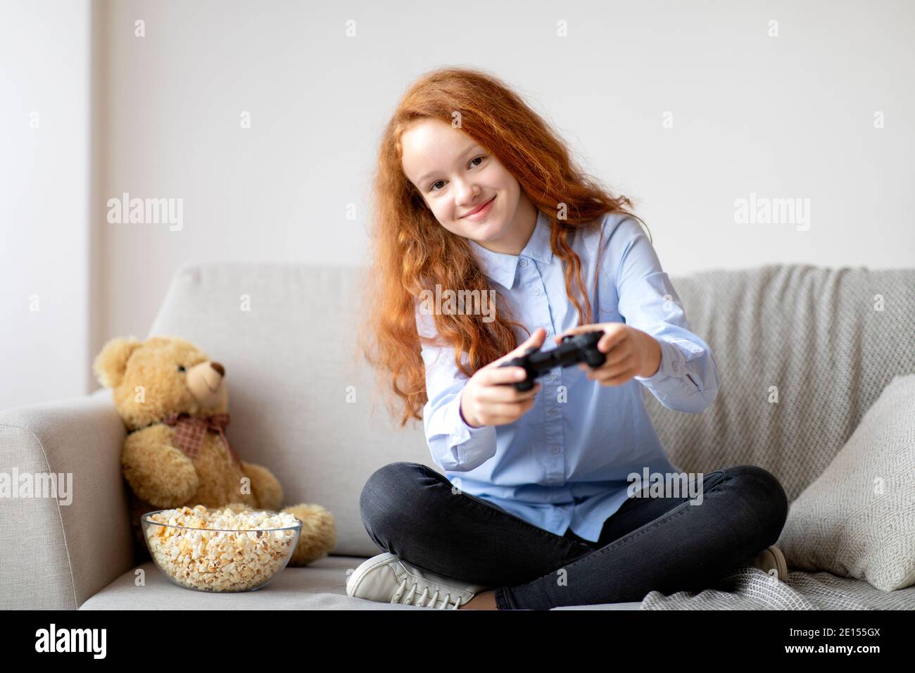 Teen Mädchen spielt ein Videospiel mit Controller Stockfoto