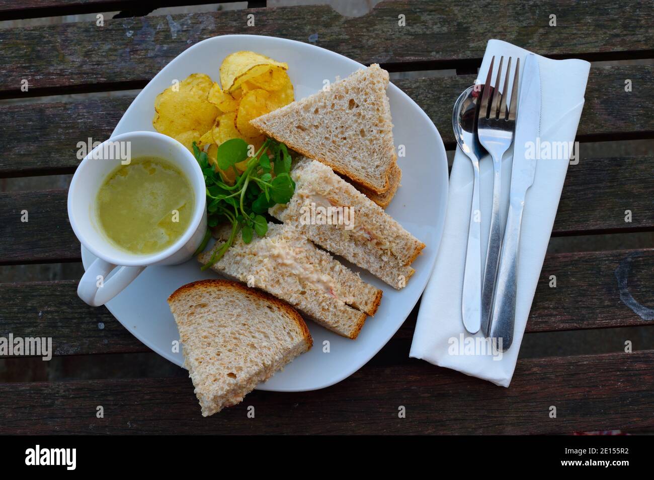 Crab Sandwiches mit einer Tasse Suppe, Chips und Greens in einem Café in Dorset serviert Stockfoto