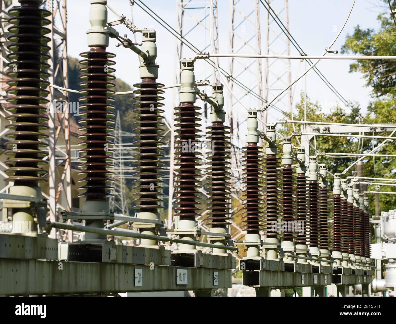 Kochelsee, Deutschland - 1. Oktober 2020: Transformatoren in einem Umspannwerk. Änderung der Spannung des elektrischen Stroms. Am Walchensee Wasserkraftwerk Plan Stockfoto