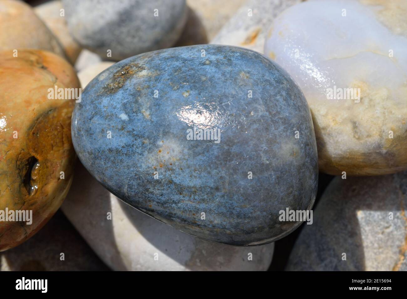 Wunderschönes Blue Stone am Chesil Beach in Dorset Stockfoto