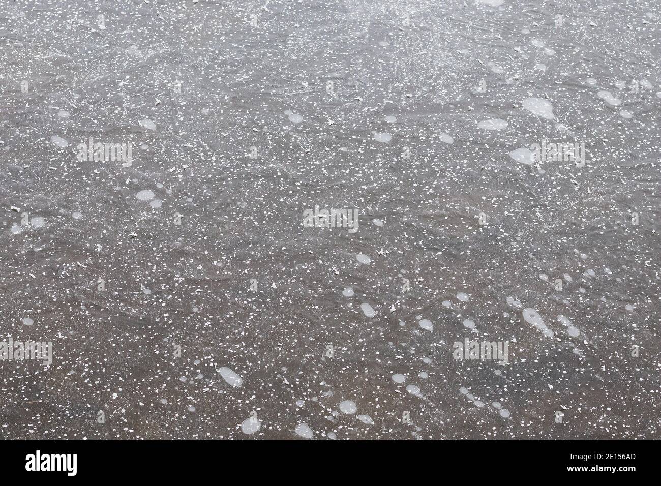 Eis auf einem gefrorenen Teich - Nahaufnahme, Eisstruktur Stockfoto