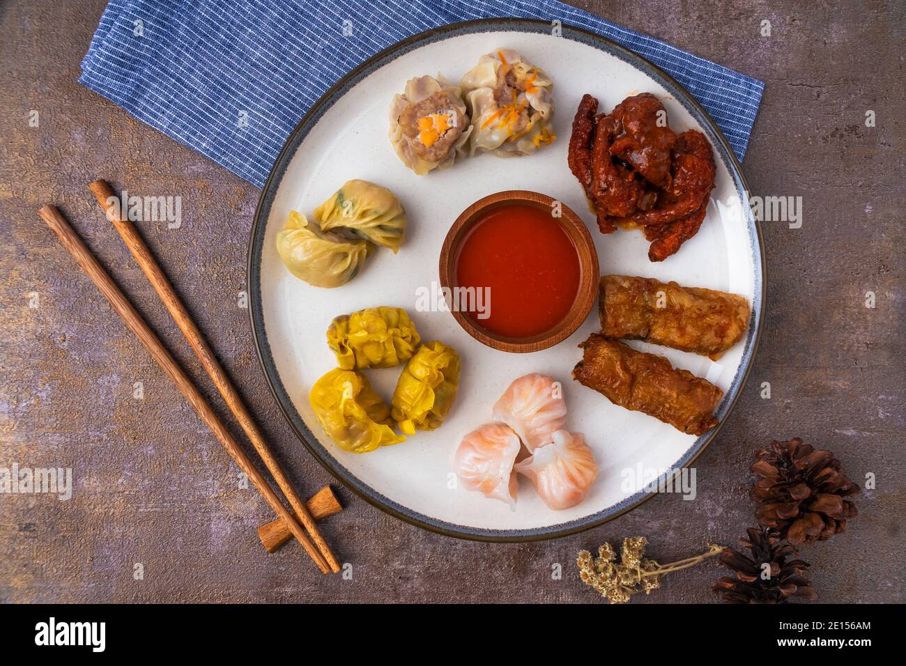 Verschiedene Varianten von Dim Sum in keramischen Platten und hölzern Essstäbchen Stockfoto