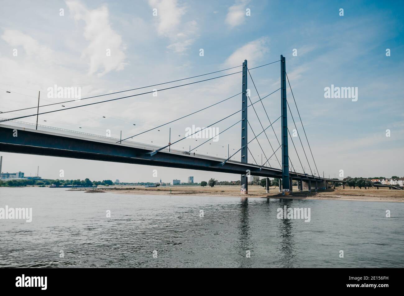 DÜSSELDORF, DEUTSCHLAND - 13. AUGUST 2020: Die Rheinkniebrücke ist eine Seilbahnbrücke über den Rhein in Düsseldorf, die am 16. Oktober 1969 für den Verkehr geöffnet wurde. Stockfoto