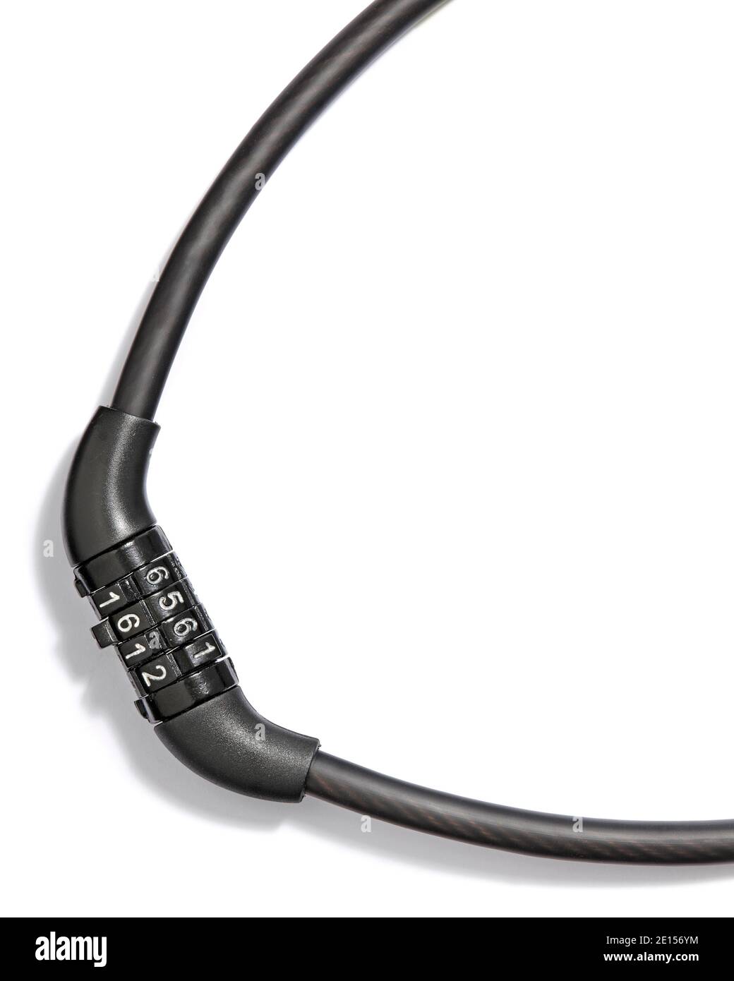 Schwarzes Kabel-Kombinationsschloss auf weißem Hintergrund fotografiert Stockfoto