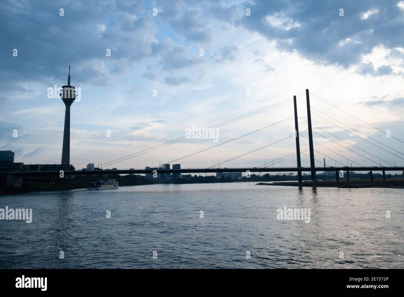 DÜSSELDORF, DEUTSCHLAND - 13. AUGUST 2020: Die Rheinkniebrücke ist eine Seilbahnbrücke über den Rhein in Düsseldorf, die am 16. Oktober 1969 für den Verkehr geöffnet wurde. Stockfoto