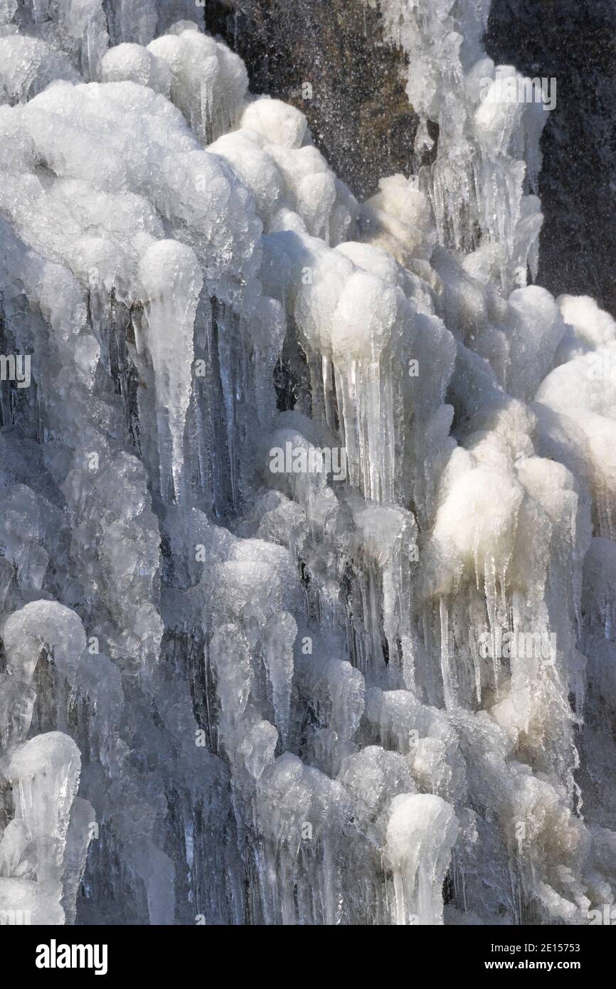 Eiszapfen und gefrorenes fallendes Wasser werden im Winter im North Cascades National Park im Norden von Washington, USA, gestoppt. Stockfoto