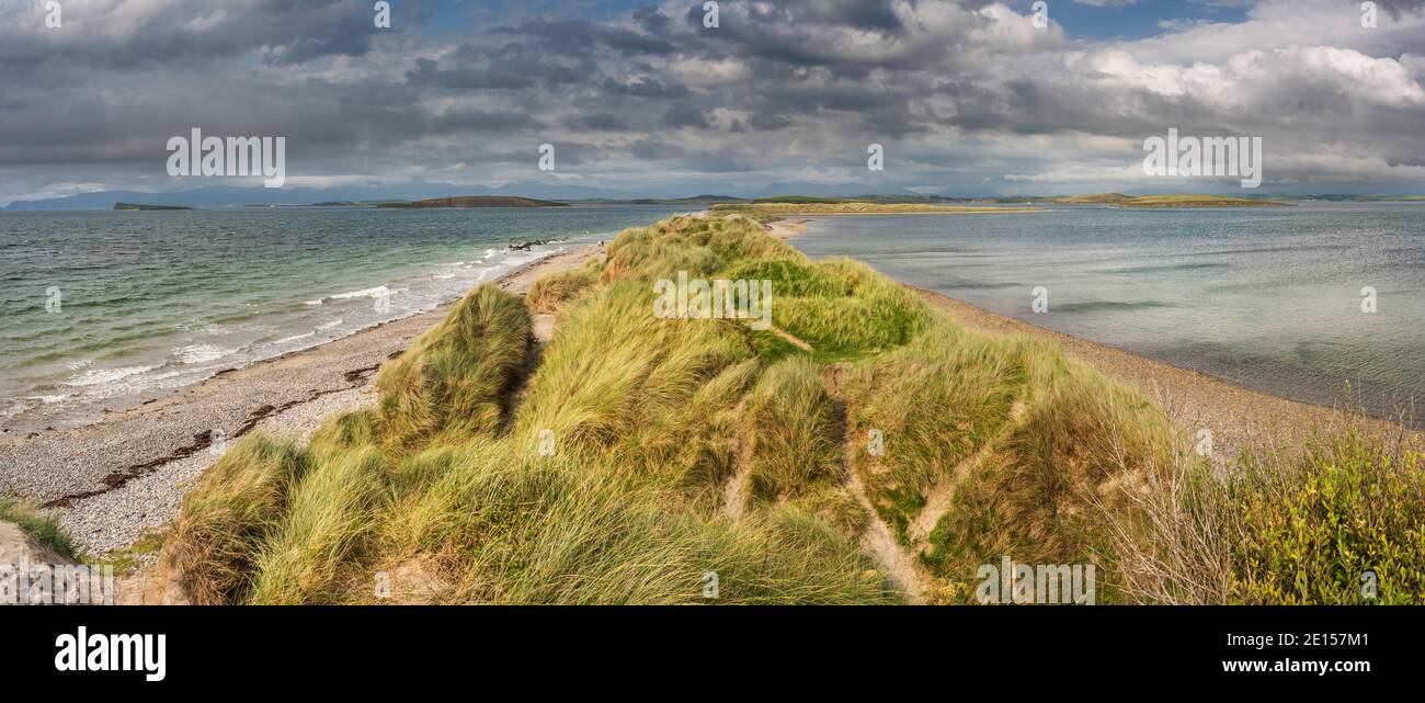 Clew Bay mit einigen seiner berühmten Drumlins aus dem Kies- oder Sandspieß am Bertra Beach in der Nähe von Westport, County Mayo, Irland Stockfoto