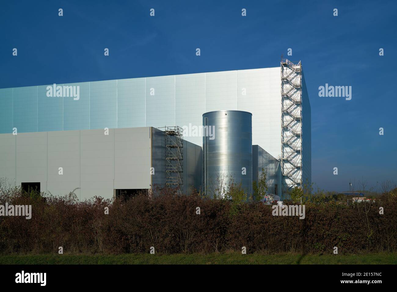 Neubau Fabrik in einem Industriepark in Magdeburg in Deutschland Stockfoto