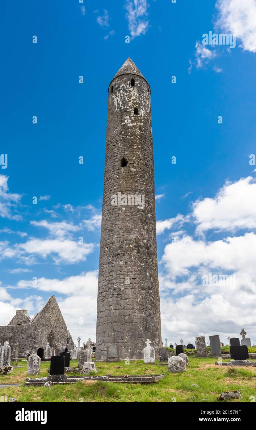 Der frühmittelalterliche Rundturm in Kilmacduagh Klostersiedlung, Gort, Grafschaft Galway, Irland Stockfoto