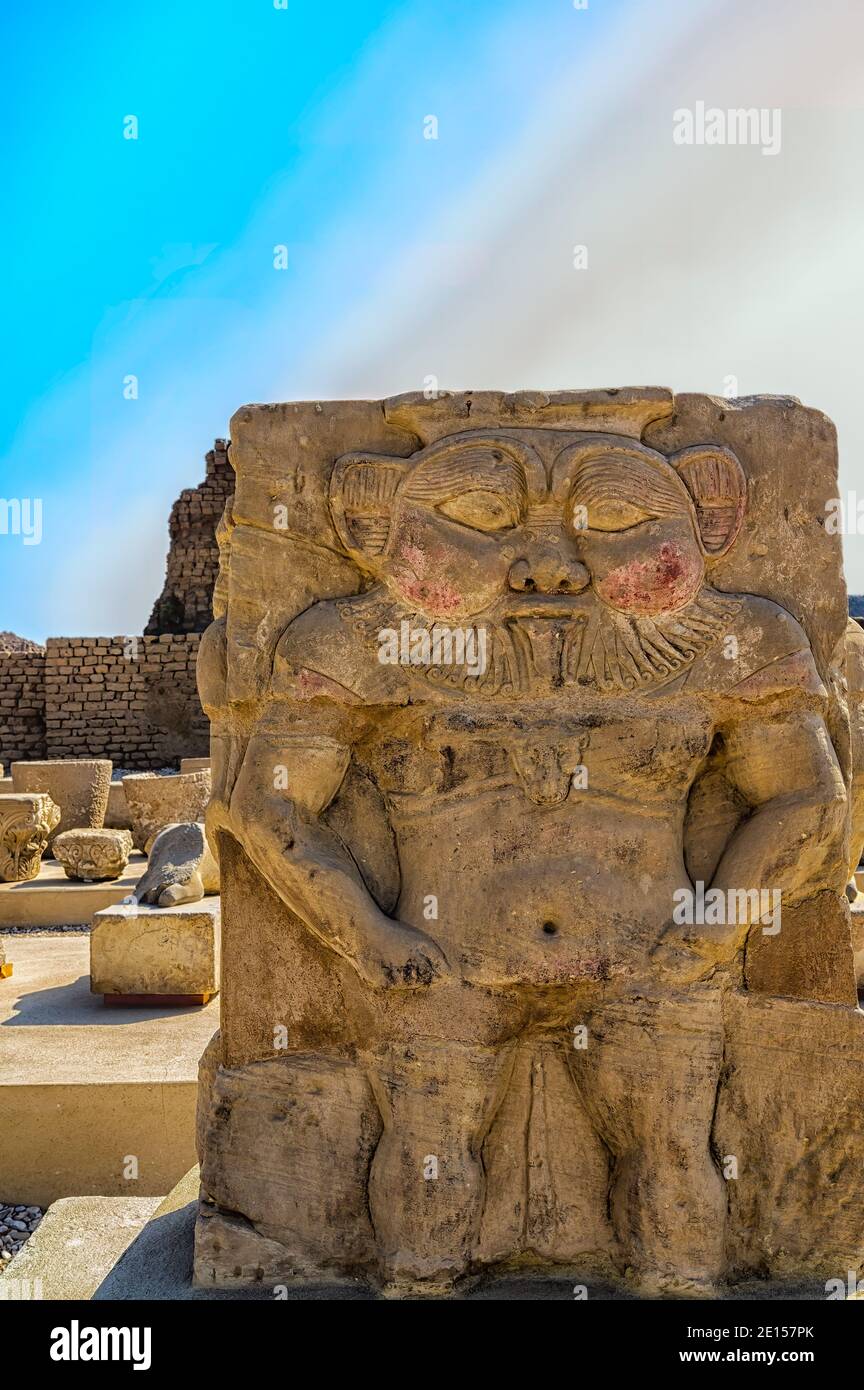 Bemalter Sandstein Relief des Löwenköpfigen Zwerggottes Bes aus Das Römische Geburtshaus im Dendera-Tempelkomplex Stockfoto