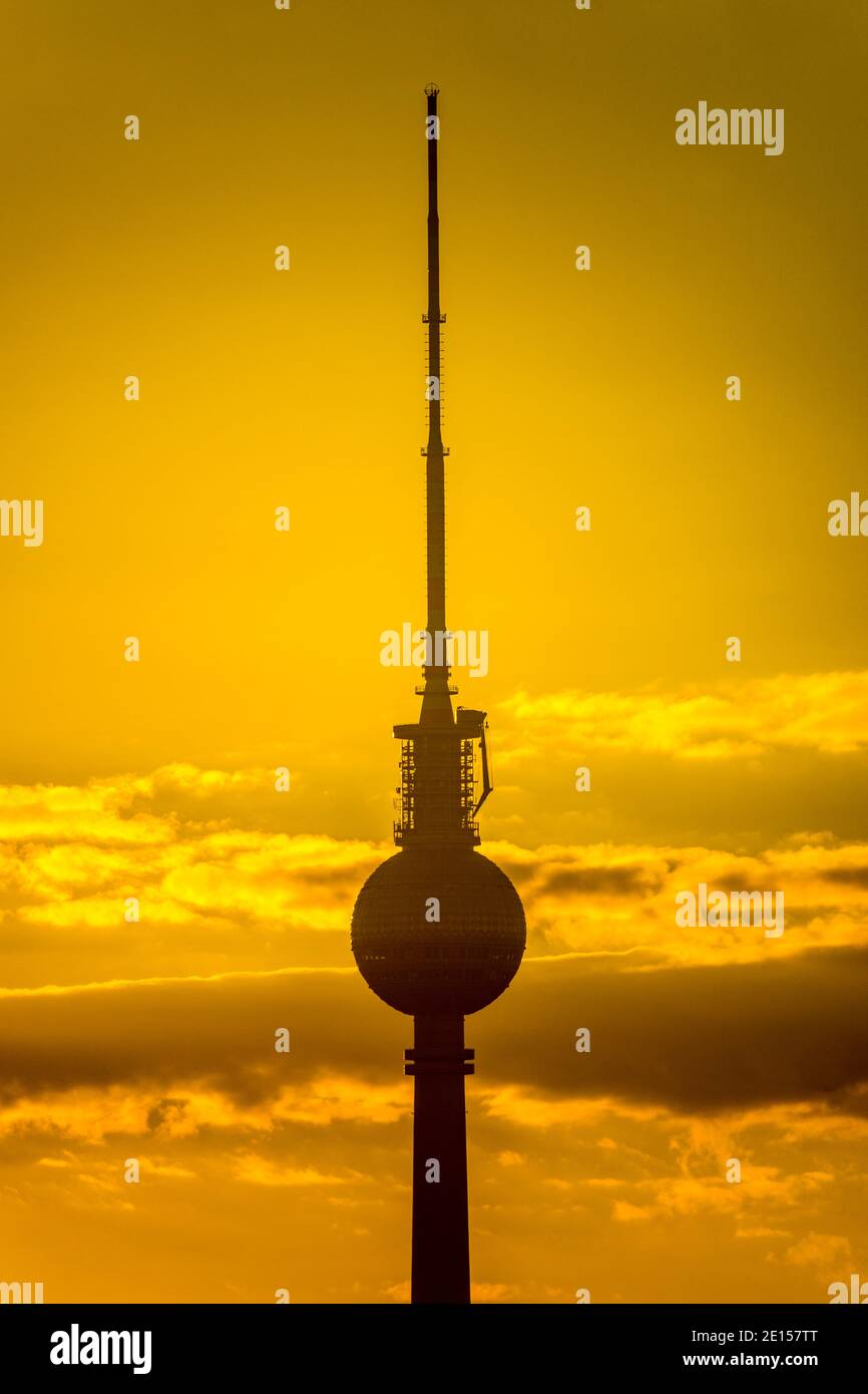 Der Abendhimmel mit der Silhouette des Fernsehturms, Berlin 2020. Stockfoto