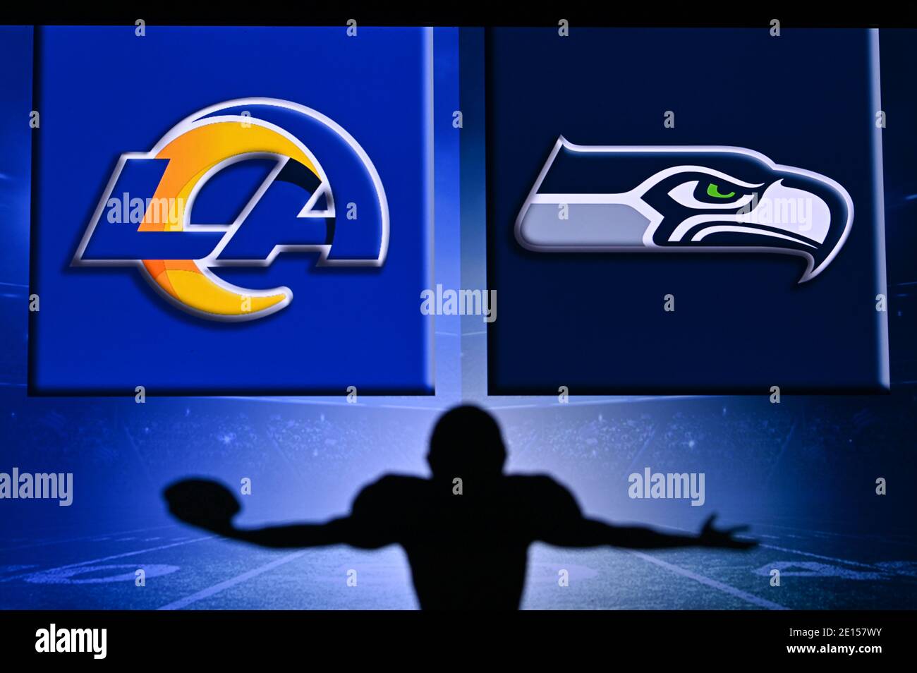 NYC, USA, 2. JANUAR. 2021: NFL Wild Card Match, 2021 Spiele außerhalb der Saison: Los Angeles Rams gegen Seattle Seahawks. . Silhouette des professionellen amerikanischen foo Stockfoto