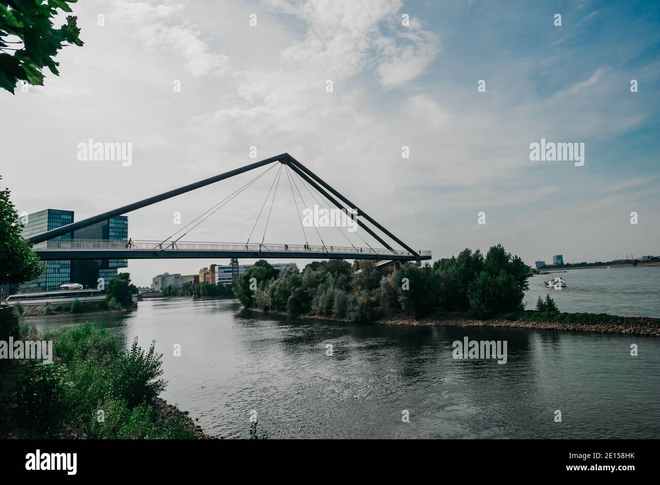 DEUTSCHLAND, DÜSSELDORF - 13. AUGUST 2020: MEDIENHAFEN. Düsseldorfer Stadtbild mit Blick auf Medienhafen Stockfoto