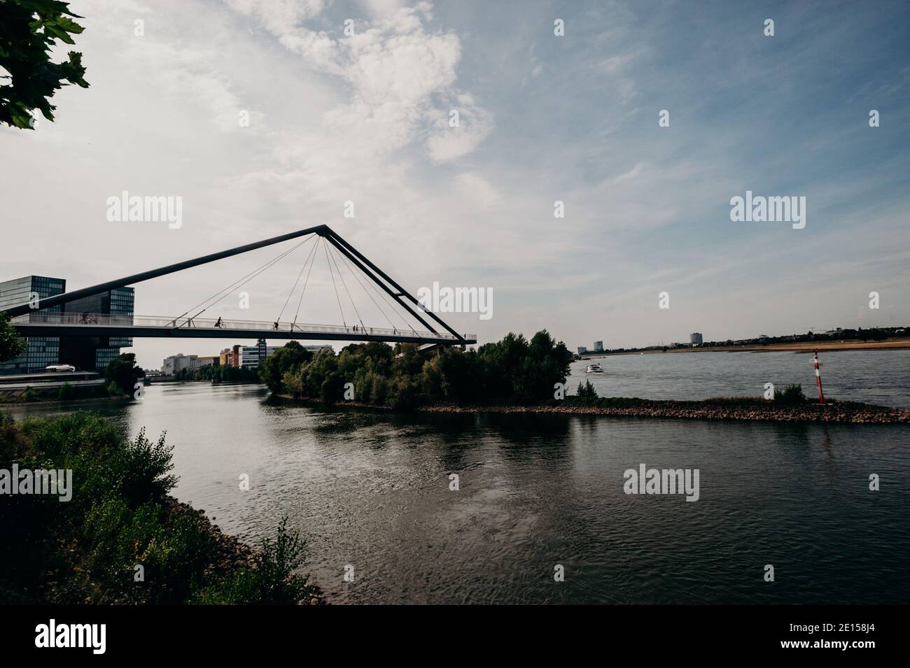 DEUTSCHLAND, DÜSSELDORF - 13. AUGUST 2020: MEDIENHAFEN. Düsseldorfer Stadtbild mit Blick auf Medienhafen Stockfoto