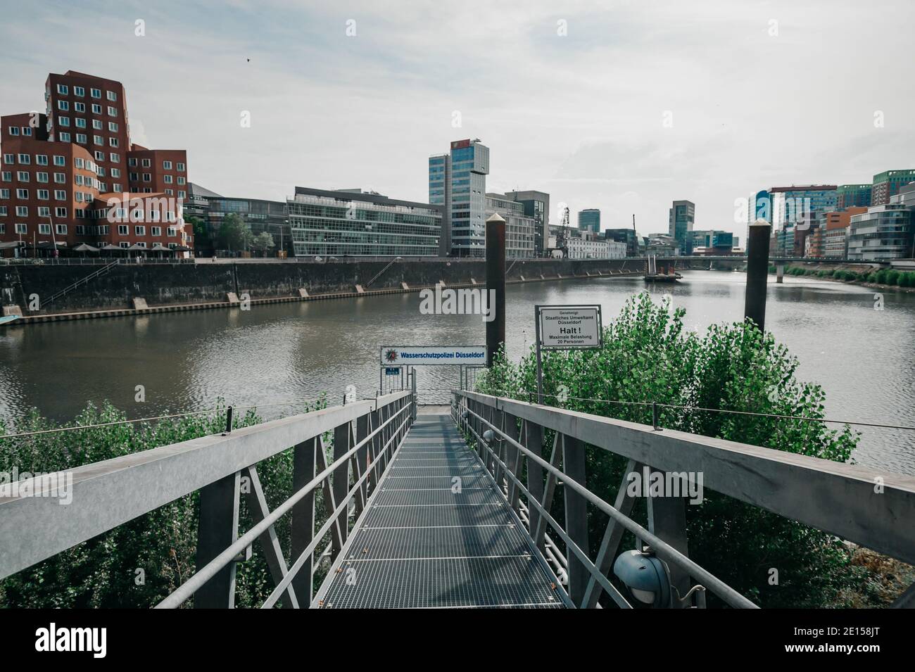 DEUTSCHLAND, DÜSSELDORF - 13. AUGUST 2020: MEDIENHAFEN. Düsseldorfer Stadtbild mit Blick auf Medienhafen Stockfoto