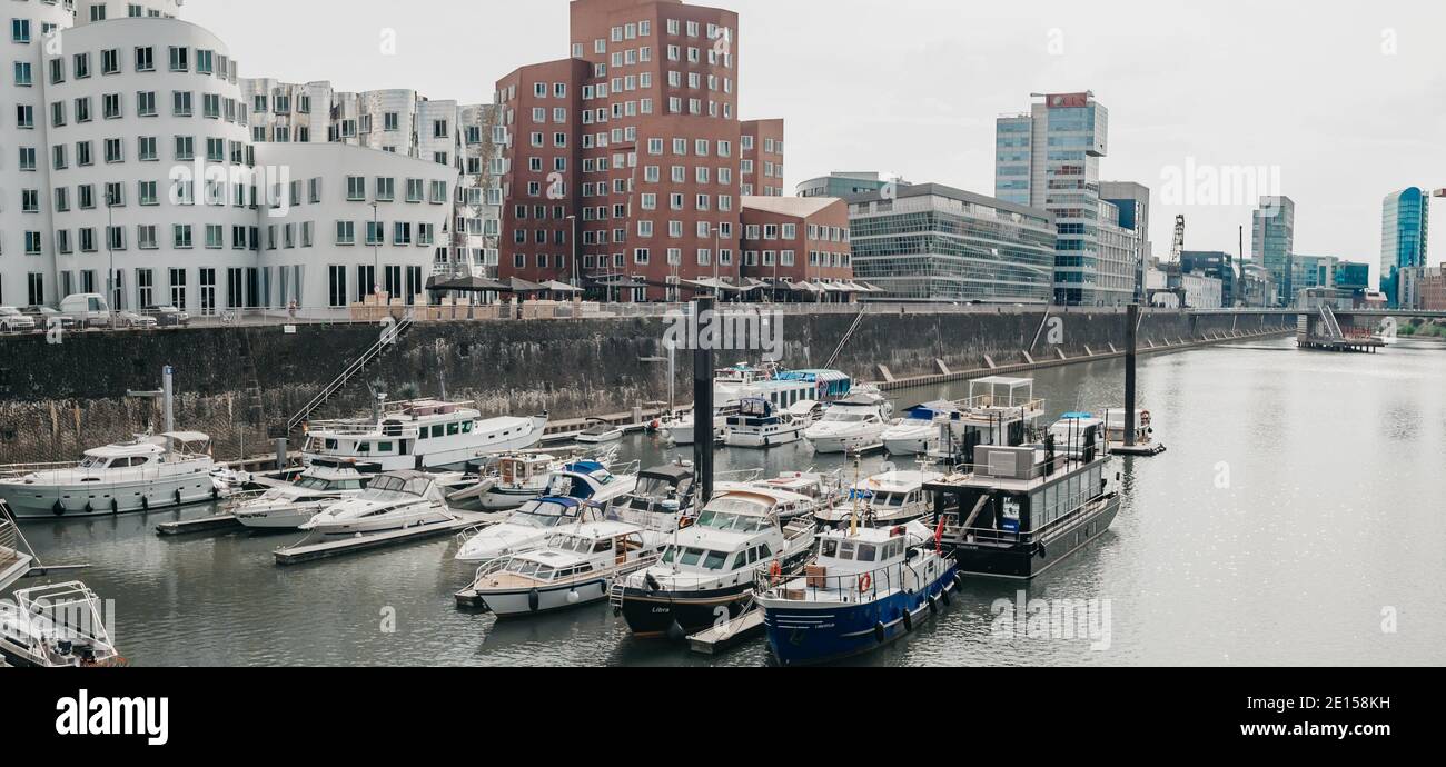DEUTSCHLAND, DÜSSELDORF - 13. AUGUST 2020: MEDIENHAFEN. Düsseldorfer Stadtbild mit Blick auf Medienhafen Stockfoto