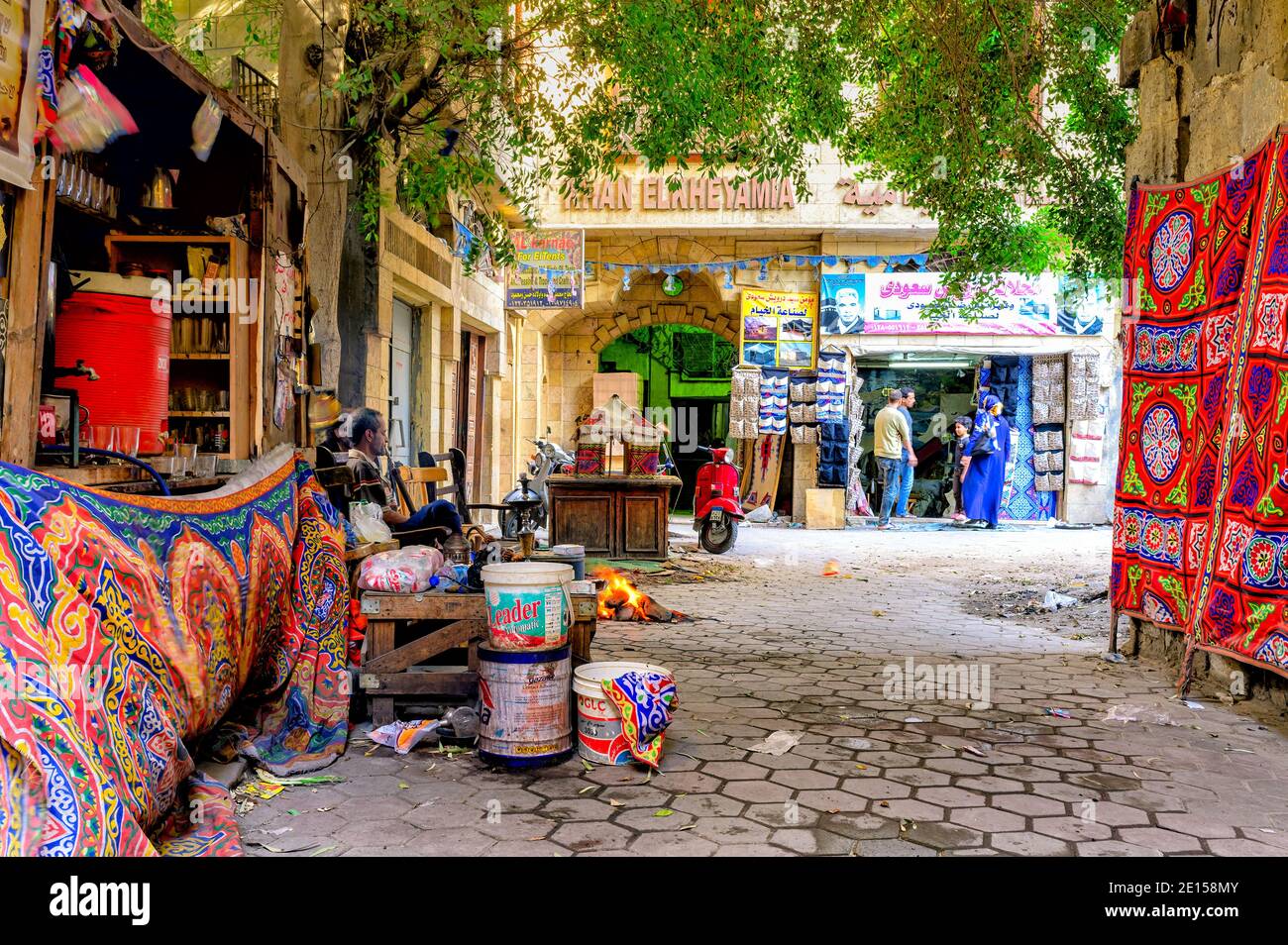 Stoffläden im Khan Elkheyamia Souk in Khan Khayamiya oder Straße der Zeltmacher in Kairo Stockfoto