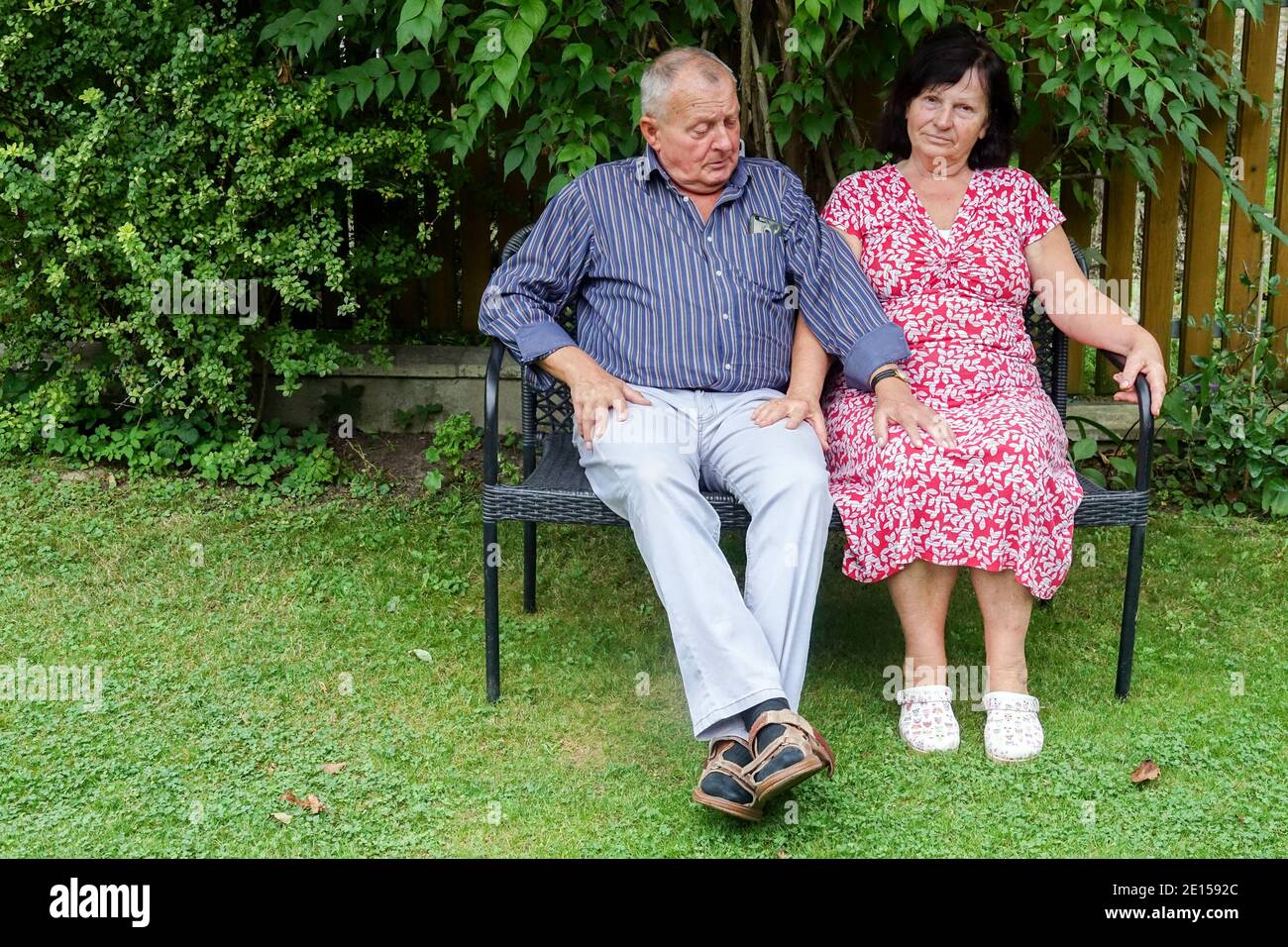 Senioren sitzen auf einer Gartenbank und genießen das Altern Stockfoto