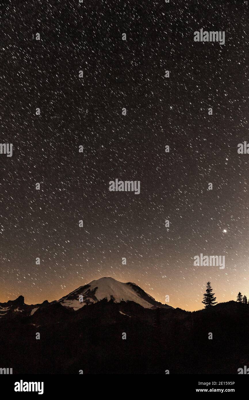 WA17637-00-BW..... WASHINGTON - Sterne über Mount Rainier vom Chinook Pass, Mount Rainier National Park. Stockfoto