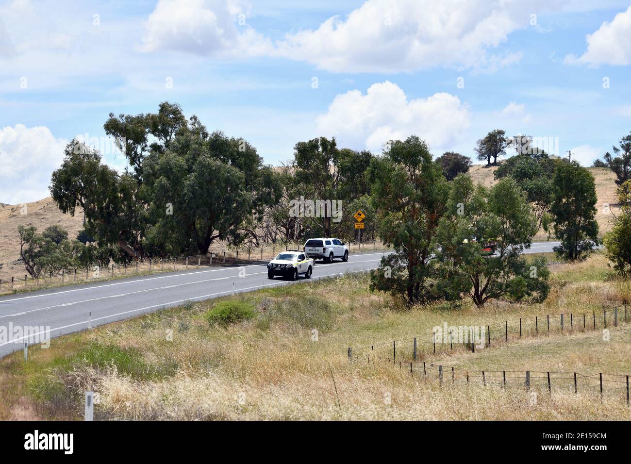 Fahrzeuge auf dem Snowy Mountains Highway zwischen Gundagai und Tumut Stockfoto