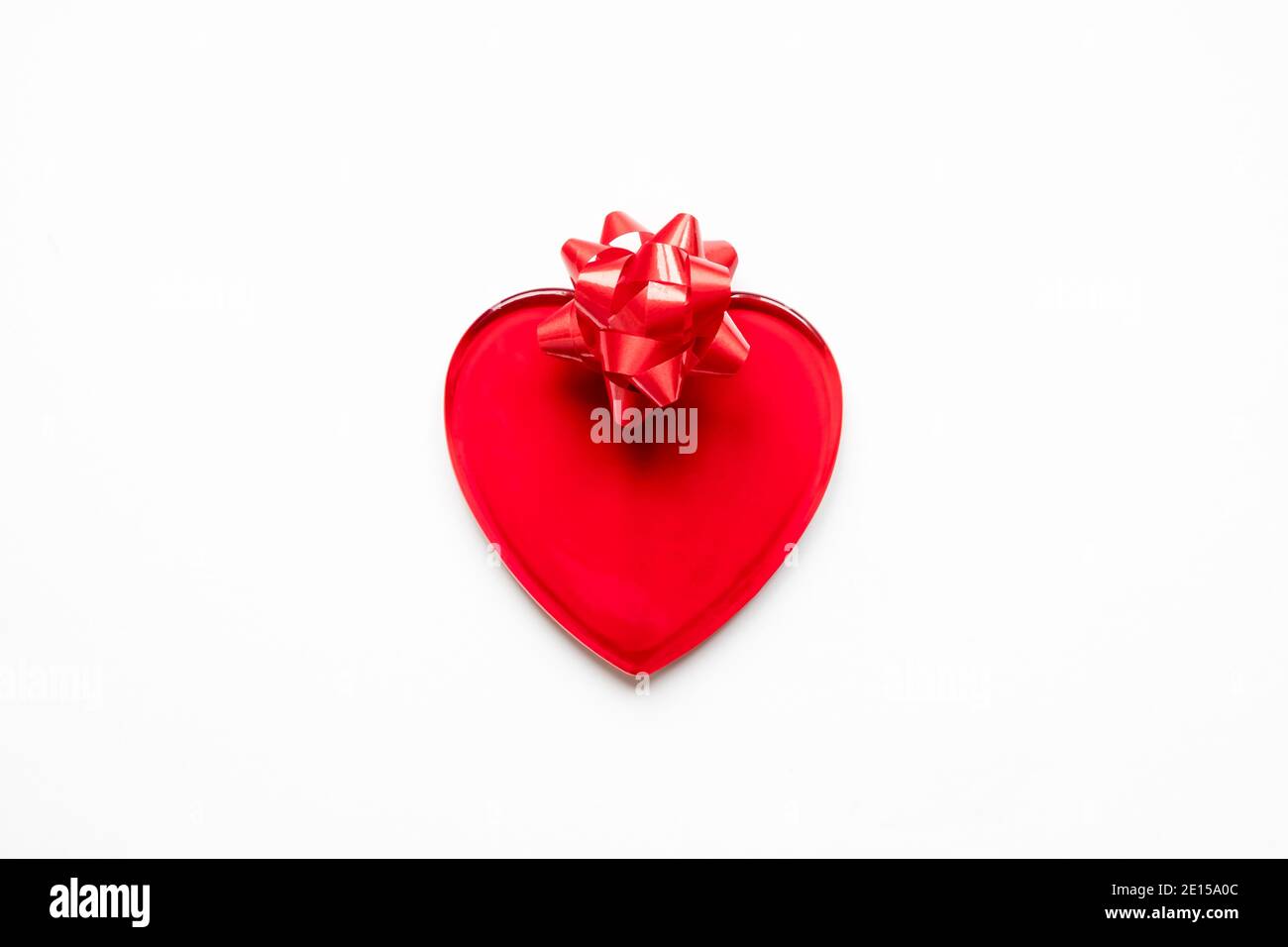Valentinstag, Liebe, romantisches Konzept. Rotes Herz und Schleife auf weißem Hintergrund Stockfoto