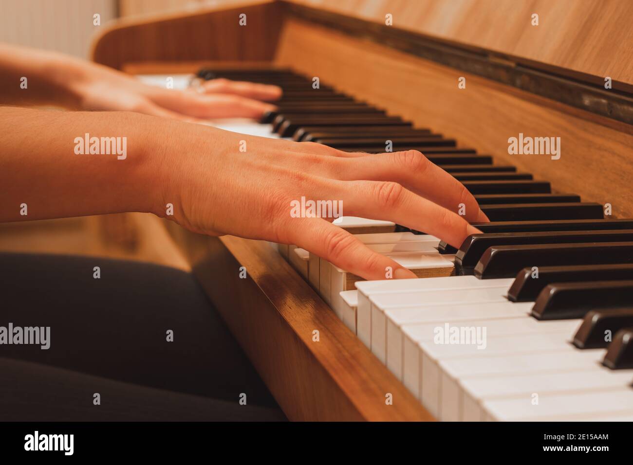 Pianist spielt Klavier, Nahaufnahme von Händen und Tasten, Seitenansicht Stockfoto