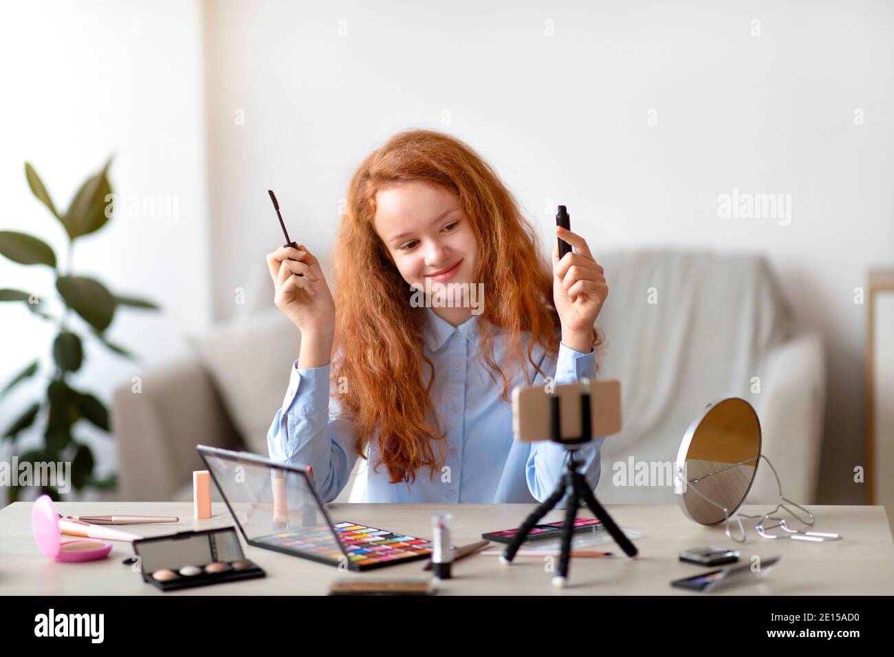 Lächelnd Teen Mädchen Aufnahme Ihre Schönheit Blog, Tun Make-Up Stockfoto
