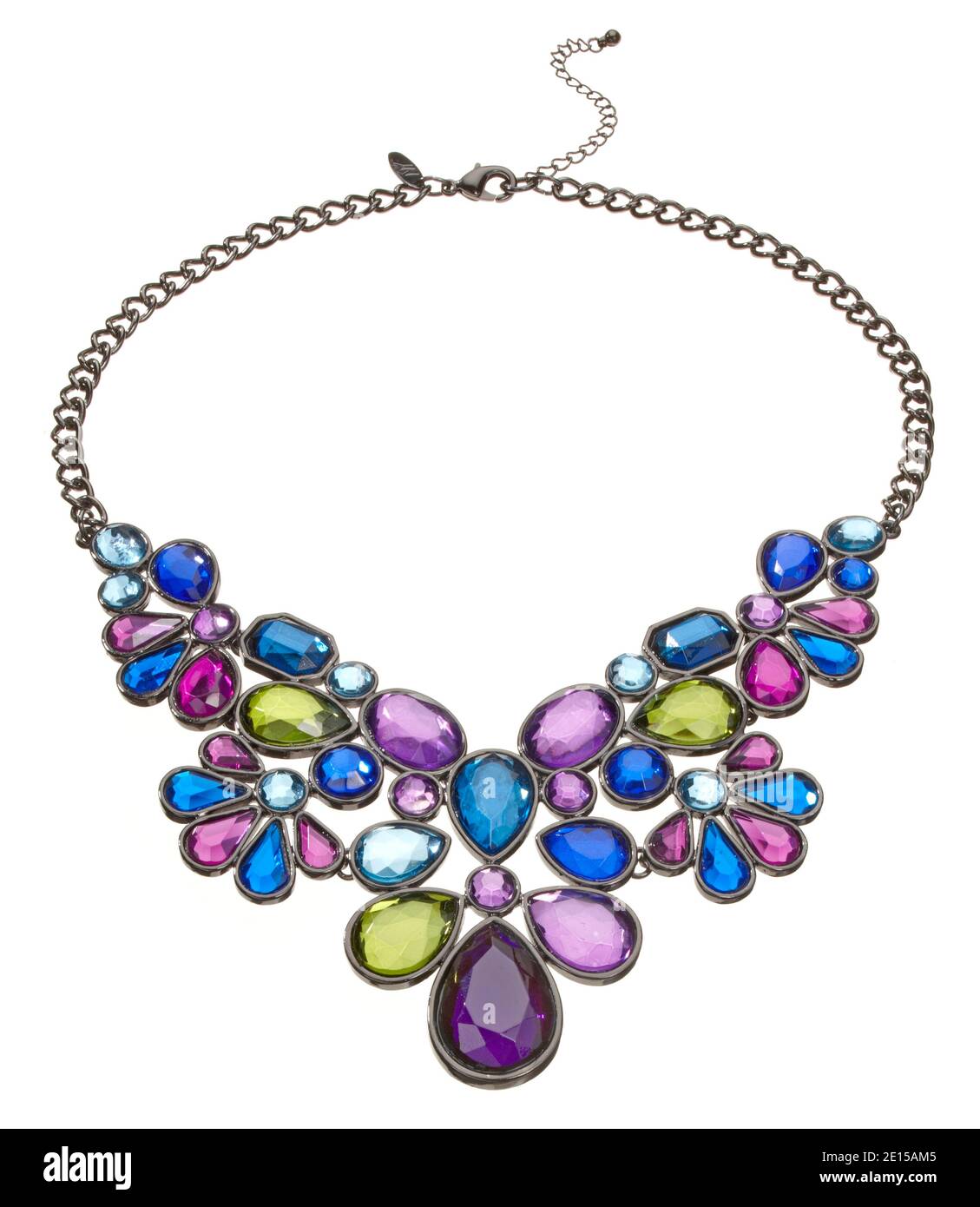 Farbige Edelsteinkette auf weißem Hintergrund fotografiert Stockfoto