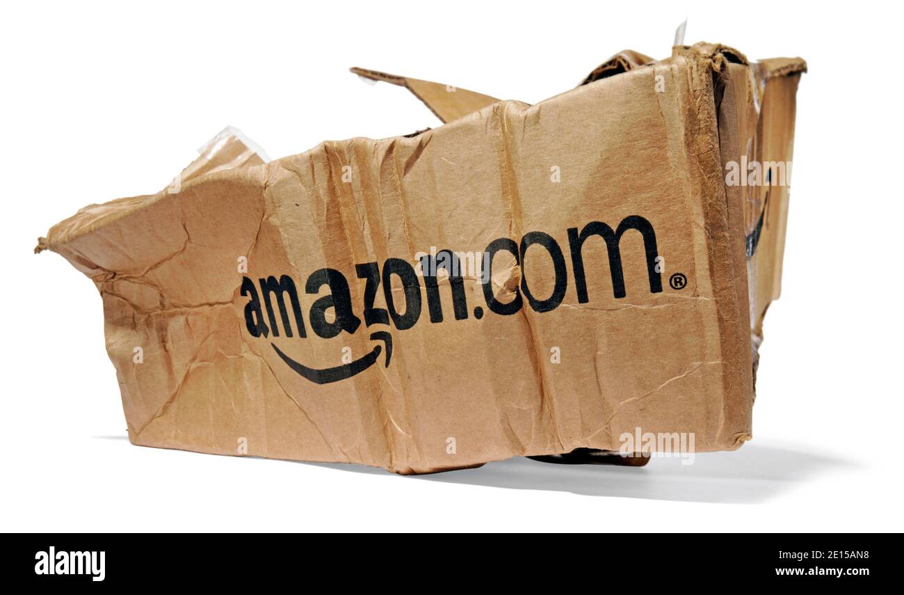 Beschädigtes Amazon-Paket auf weißem Hintergrund fotografiert Stockfoto