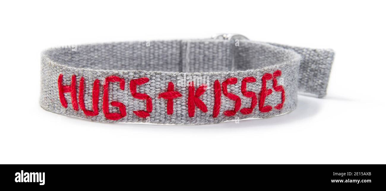 Stoffarmband mit Liebesphrase von ED von Ellen Fashion Linie von Ellen Degeneres auf weißem Hintergrund fotografiert Stockfoto